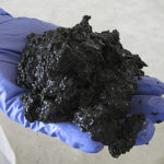 Buscan obtener petróleo de las aguas negras