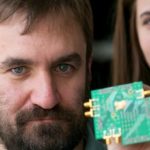 Logran emitir doble señal de radio con un solo chip