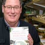 Un libro, con un siglo de investigación sobre Galápagos