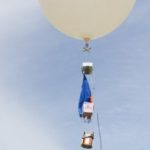 Un globo, y los preparativos para el histórico eclipse de sol