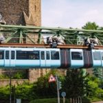 El tren colgante que ya ha recorrido más de un siglo