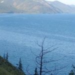 Al fondo, del lago más profundo del mundo