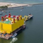 El montaje de un transformador de energía, gigante, en pleno mar