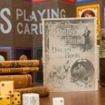 Colección única de libros y juegos de cartas