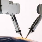Primera microcirugía con las manos de un robot