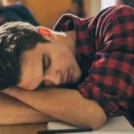 Estudiantes : cuanto más trasnochan, más bajas son sus notas