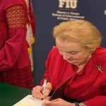 Cuidado con las dictaduras, advierte Madeleine Albright