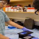 Exámenes de sangre, con un teléfono móvil