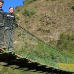 Estudiantes canadienses arman puente para escolares  en Bolivia