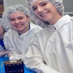 Las mujeres también se le miden a la confección.. de satélites
