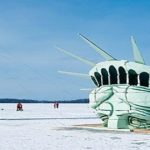 La Estatua de la Libertad.. con la nieve hasta el cuello