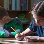 Un año más en la escuela primaria..le conviene a los estudiantes