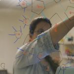 La joven que no pudo ir a la escuela..y  ahora domina la física cuántica