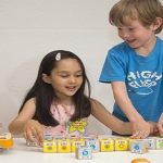 Un robot que enseña códigos y.. forma el carácter de un niño