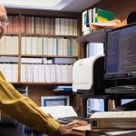 A sus 82.. y escribe 5 programas de computador por semana